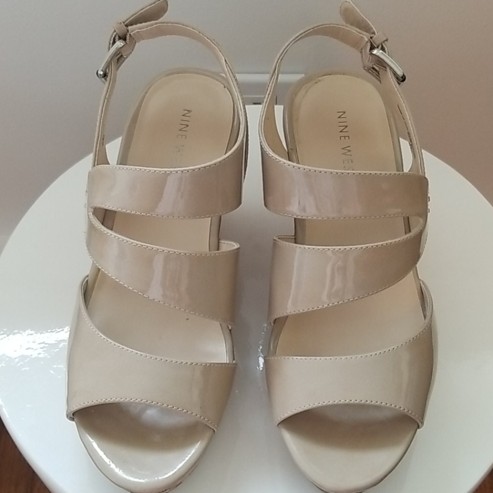 NINE WEST Women's Wedge Sandal Sz.6 Taupe Pattent - Picture 2 of 4
